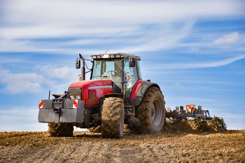 Foto: Traktor auf Feld